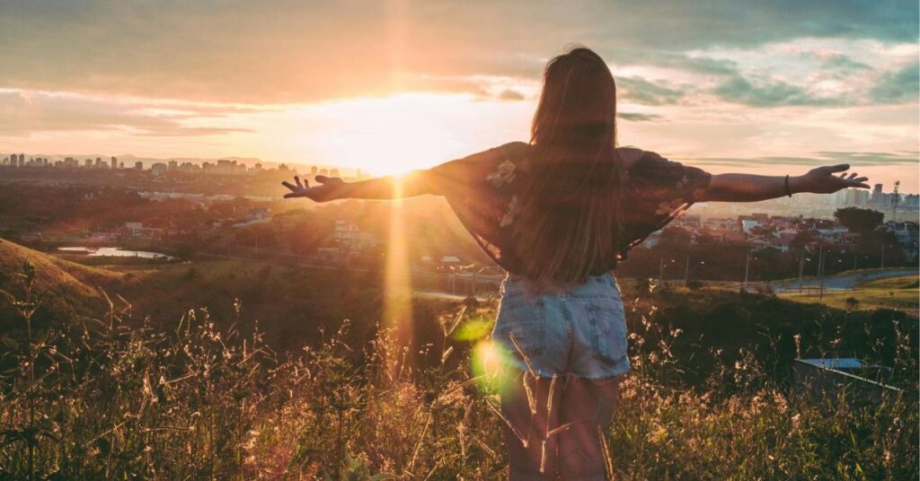 persona en un baño de sol y bosque, practicando buenos hábitos saludables