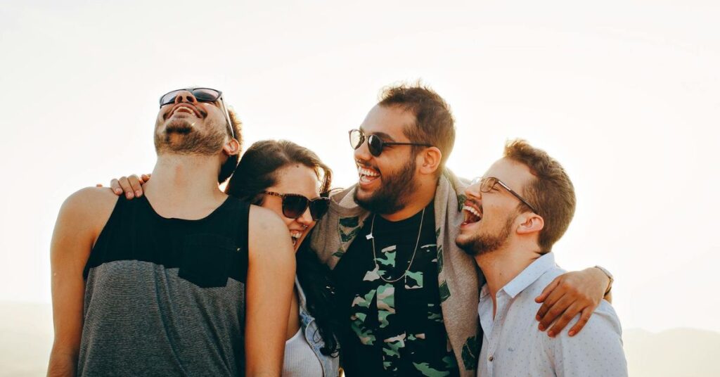 grupo de amigos riendose