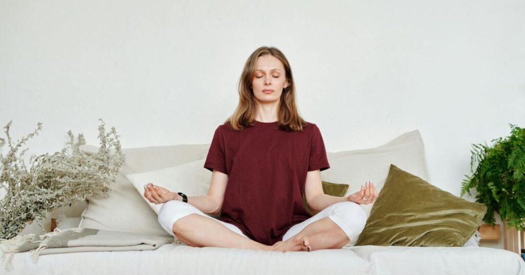 mujer meditando, cultivando mente serena